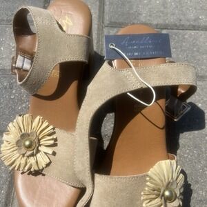AVELLINI Italian Leather Chunky Block Heel Flower NWOB Size 9